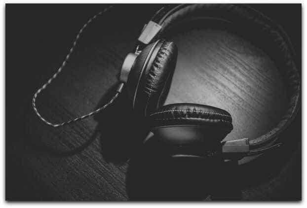 HOW TO USE PODCASTS TO BUILD YOUR PERSONAL BRAND